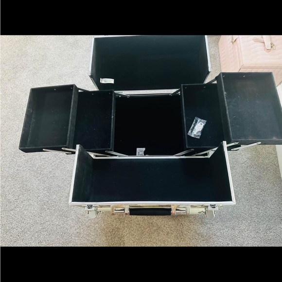 Makeup or jewelry box with keys - Picture 3 of 3